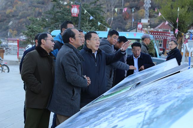 11、張學(xué)武董事長考察迪慶州阿墩子古城規(guī)劃建設(shè)情況_副本.jpg